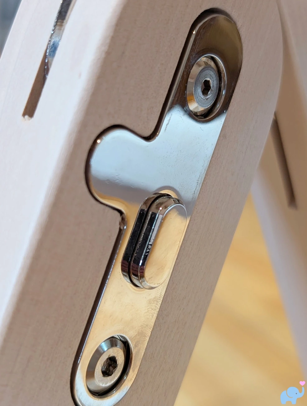 Mamazing GrowPod folding mechanism buttons located on the inside of the frame legs