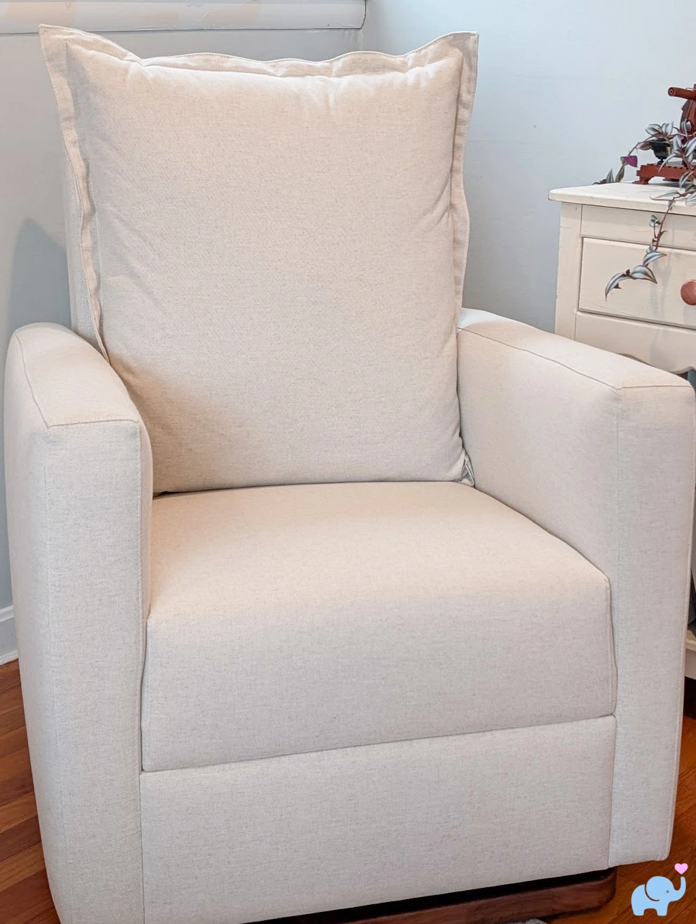 Nestig Dawn glider assembled showing removable pillow