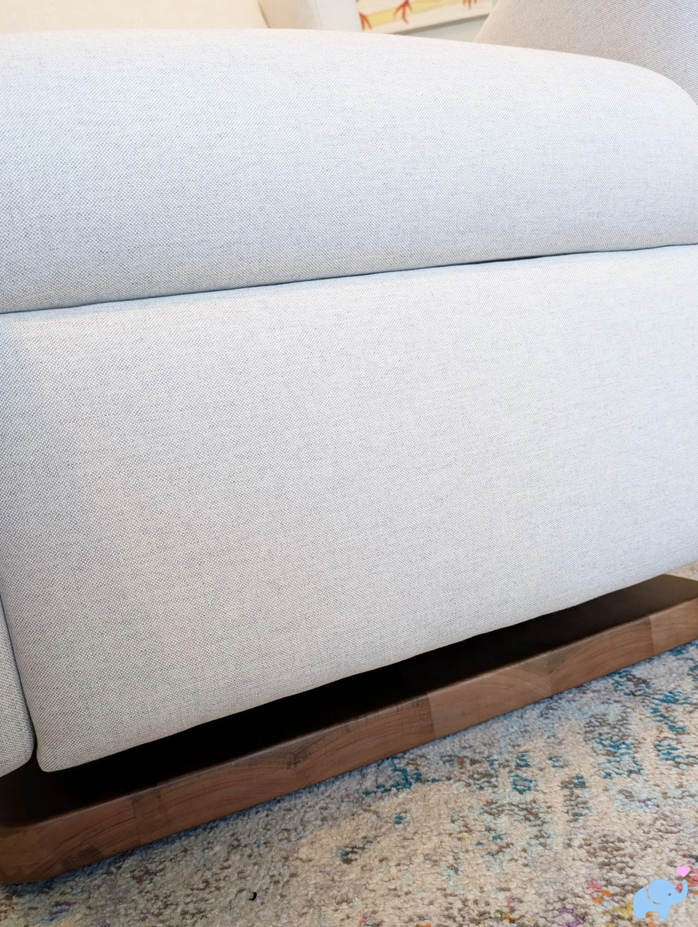 Nestig Drift glider wooden base close-up